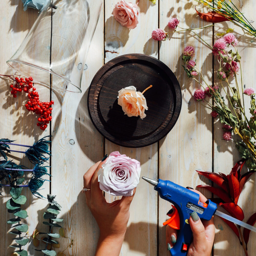 We're making preserved flowers together. Wanna come?