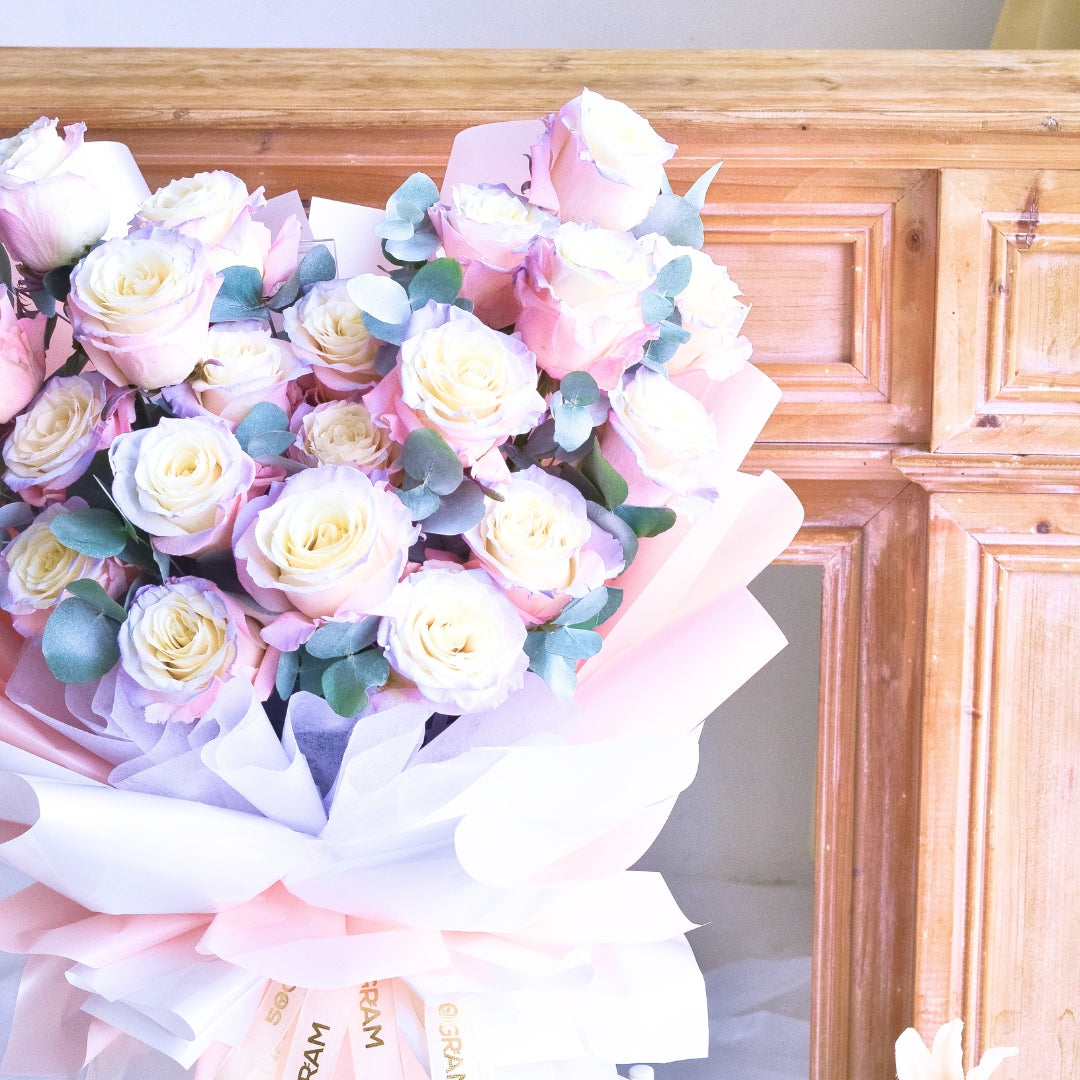 Gradience Rosy Roses Hand Bouquet image 6
