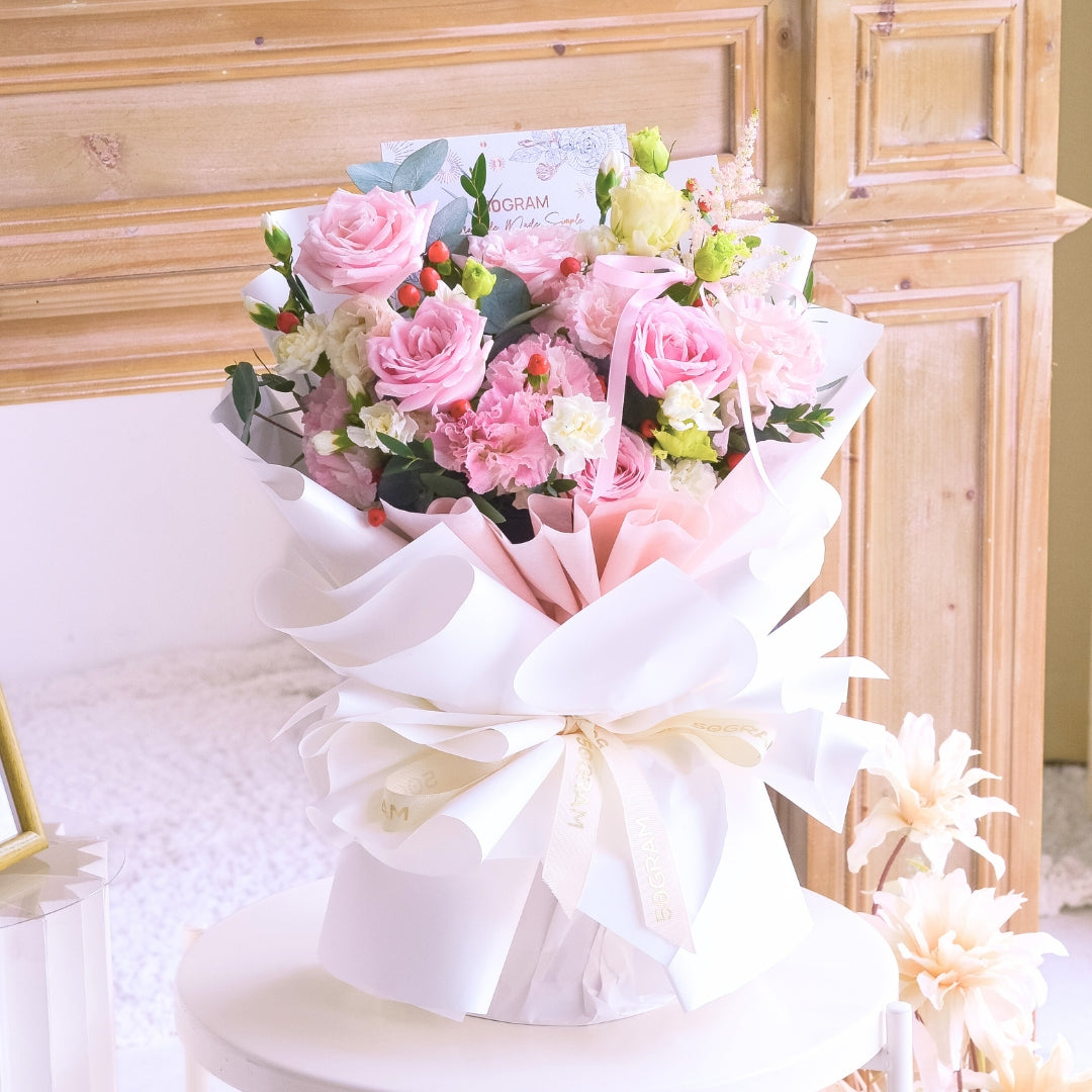 Amour Kiss Hand Bouquet image 4