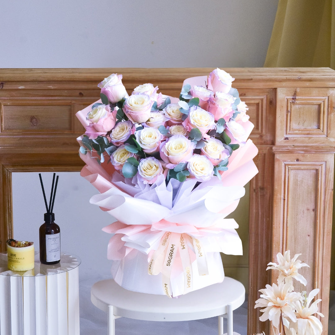 Gradience Rosy Roses Hand Bouquet image 3
